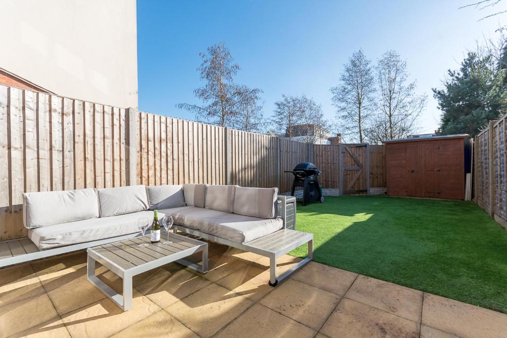 Castle Townhouse Kenilworth - Private Parking - 24 Hr Gym Access - Town Centre Apartment Exterior photo