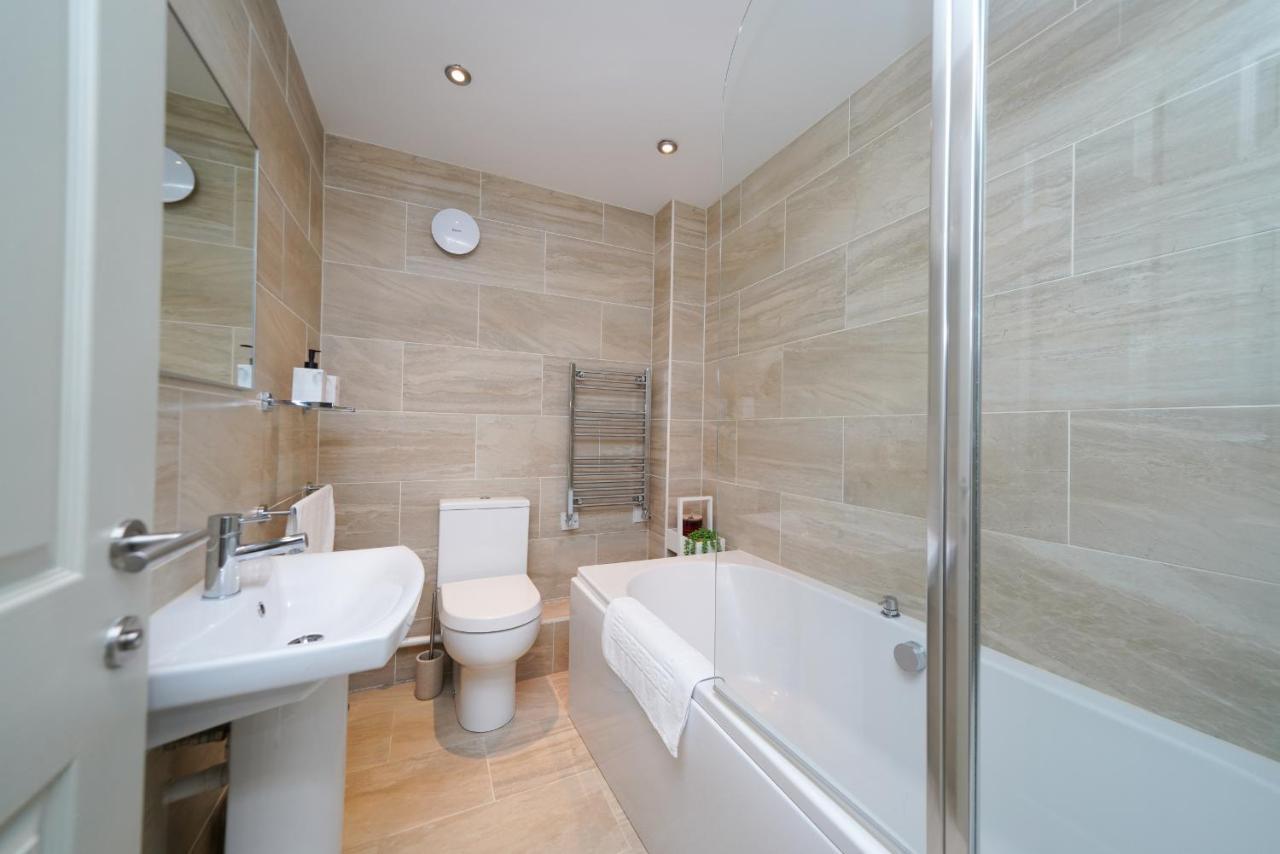 Castle Townhouse Kenilworth - Private Parking - 24 Hr Gym Access - Town Centre Apartment Exterior photo