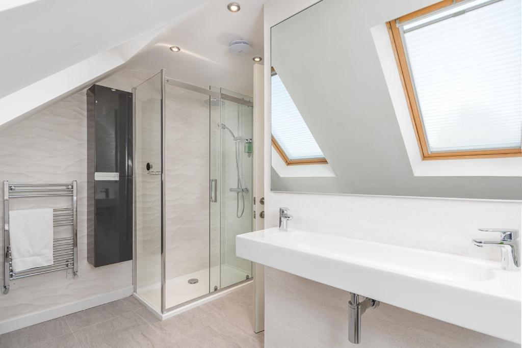 Castle Townhouse Kenilworth - Private Parking - 24 Hr Gym Access - Town Centre Apartment Exterior photo