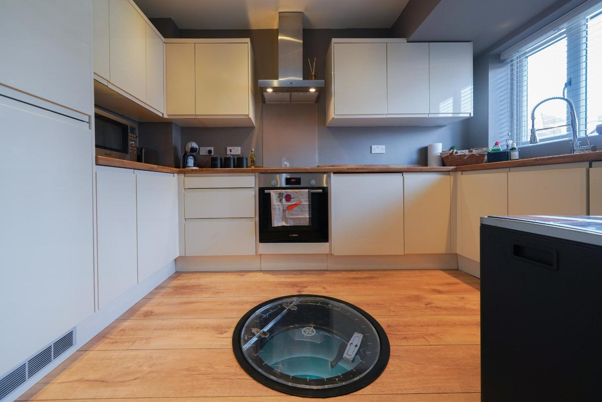 Castle Townhouse Kenilworth - Private Parking - 24 Hr Gym Access - Town Centre Apartment Room photo